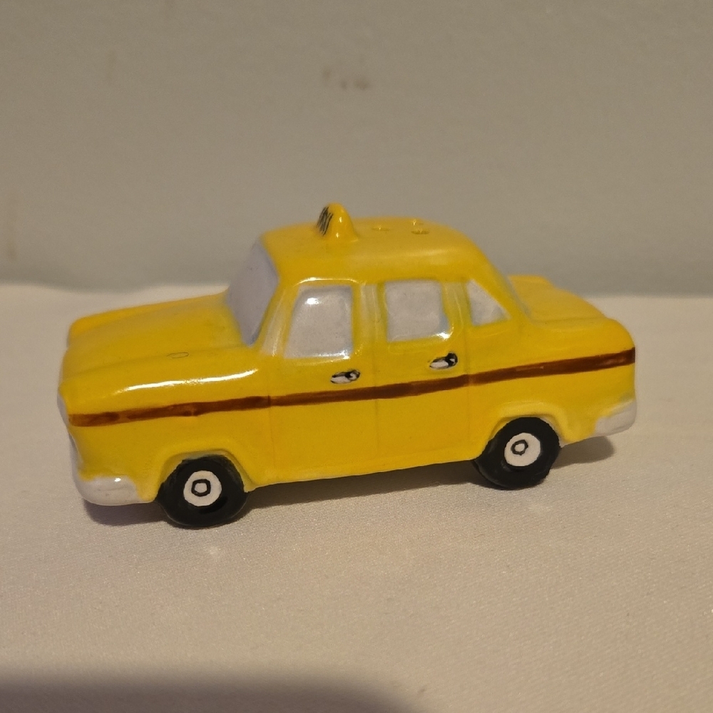 Salt Shaker Yellow and White Cooking Utensils Set for Kitchen - Picture 2 of 7